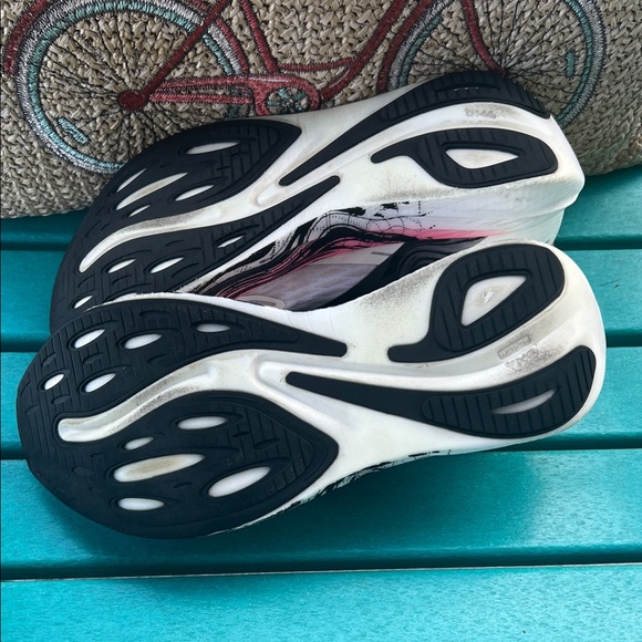 Brooks Women's  sz 12 hyperion max Shoes with Pink Laces and Black Accents - Picture 3 of 3